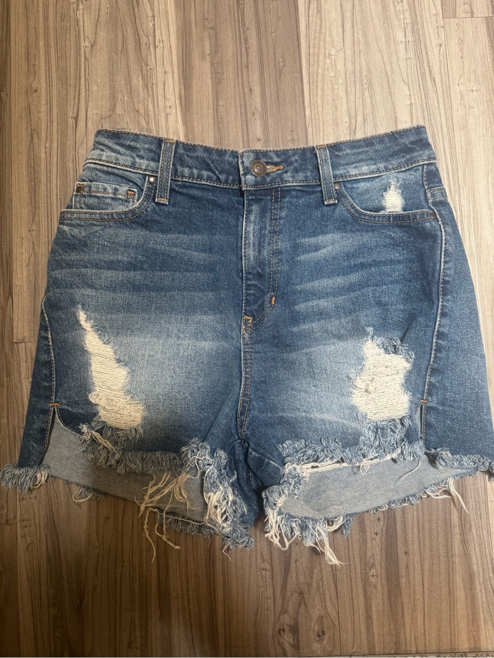 #15 Guess Size 27 – 13” Waist – Zipper/Button Closure